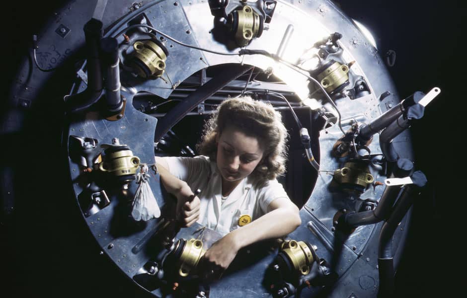 1942 : femme travaillant sur un moteur de bombardier 1942 : femme travaillant sur un moteur de bombardier
