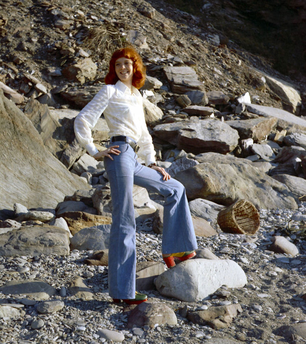 Chaussures à plateforme et pantalon flare, milieu des années 1970