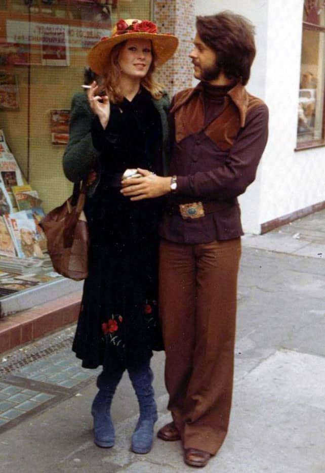 Mode des années 1970 : robe bohème et capeline fleurie