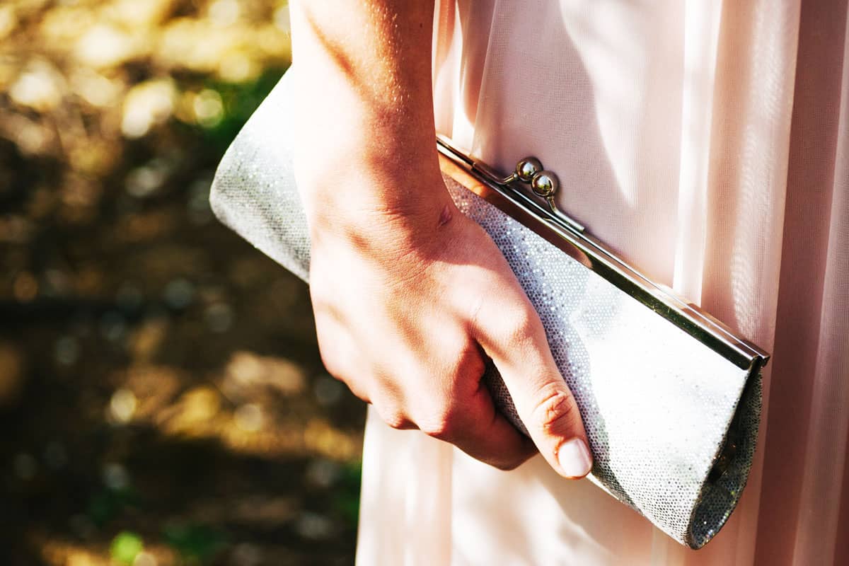 Mariage : pas de grand sac mais une pochette