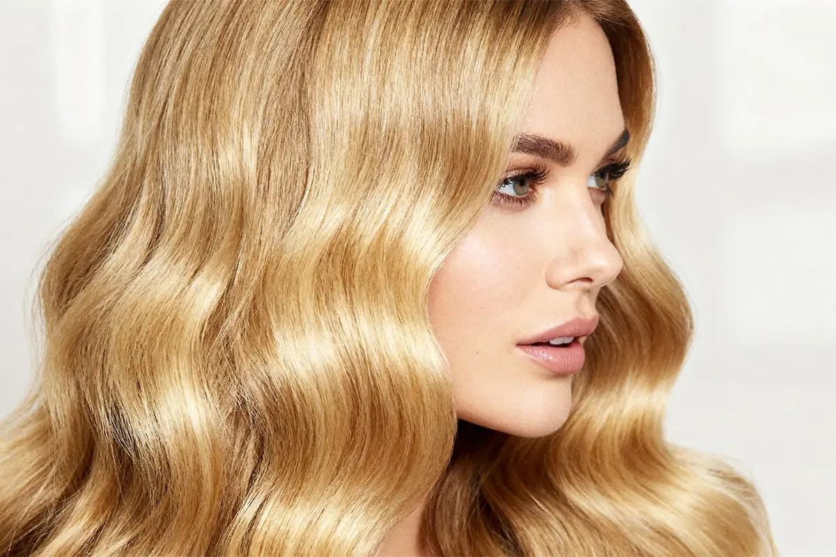 Femme aux cheveux blonds