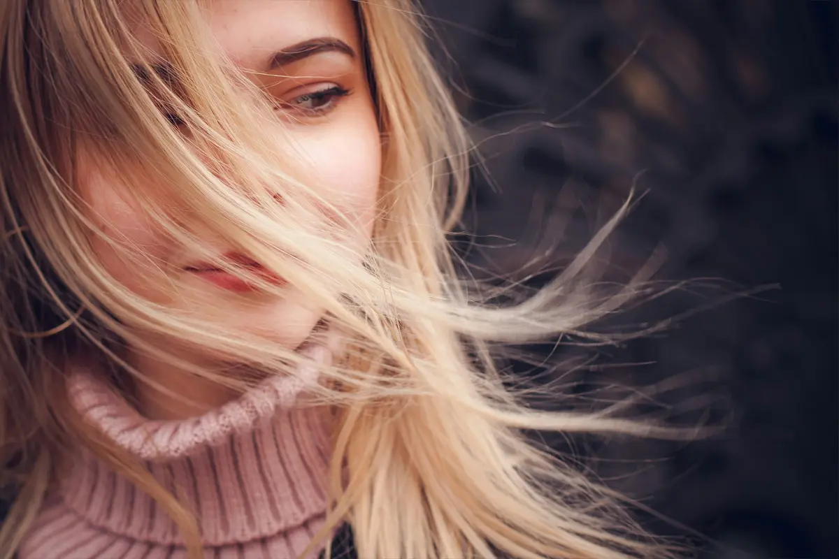 Une femme avec des cheveux blonds