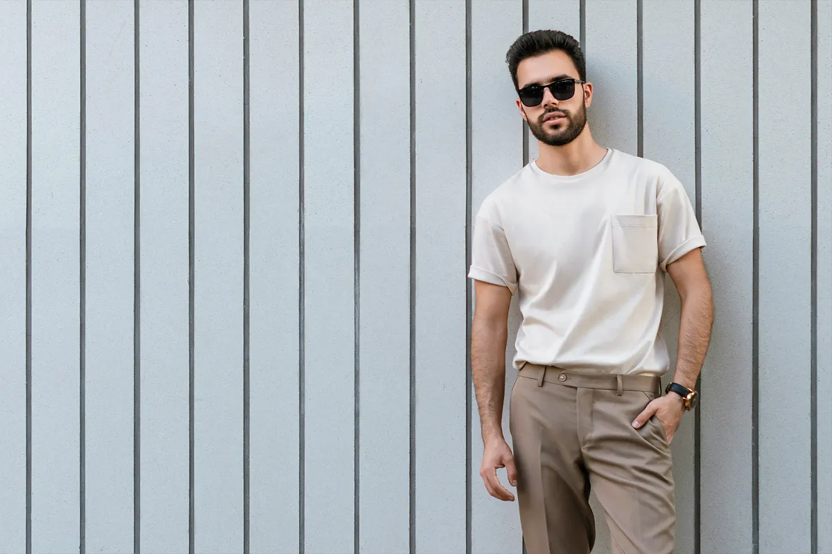 Homme portant un chino beige avec un t-shirt blanc