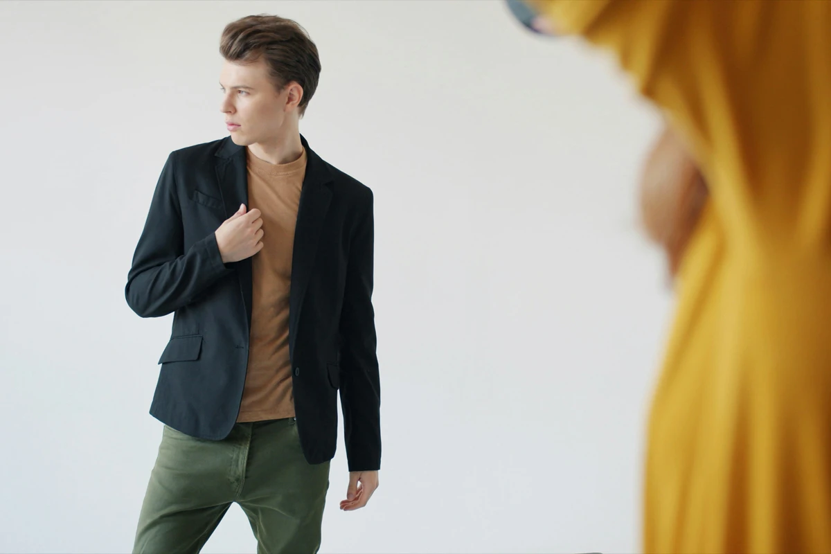 Look masculin décontracté avec pantalon chino vert et blazer noir