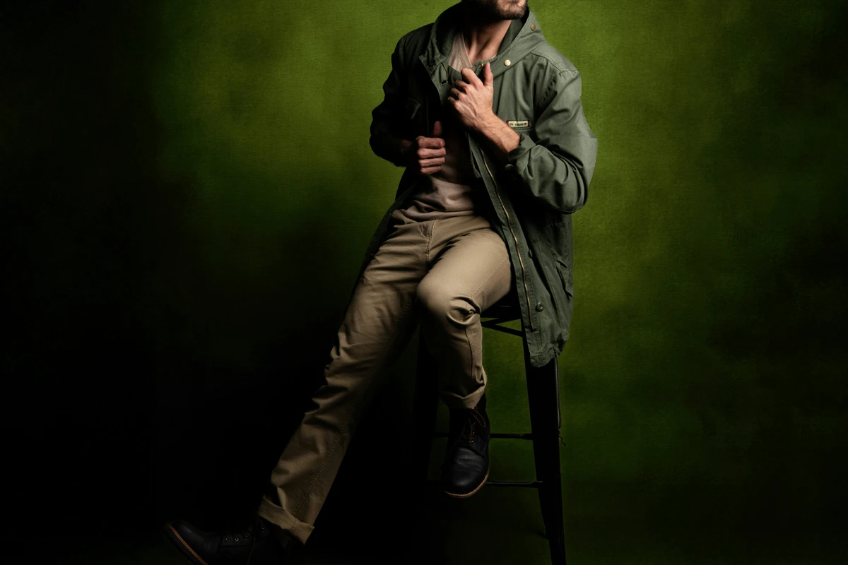 Tenue masculine avec chino beige et veste vert olive
