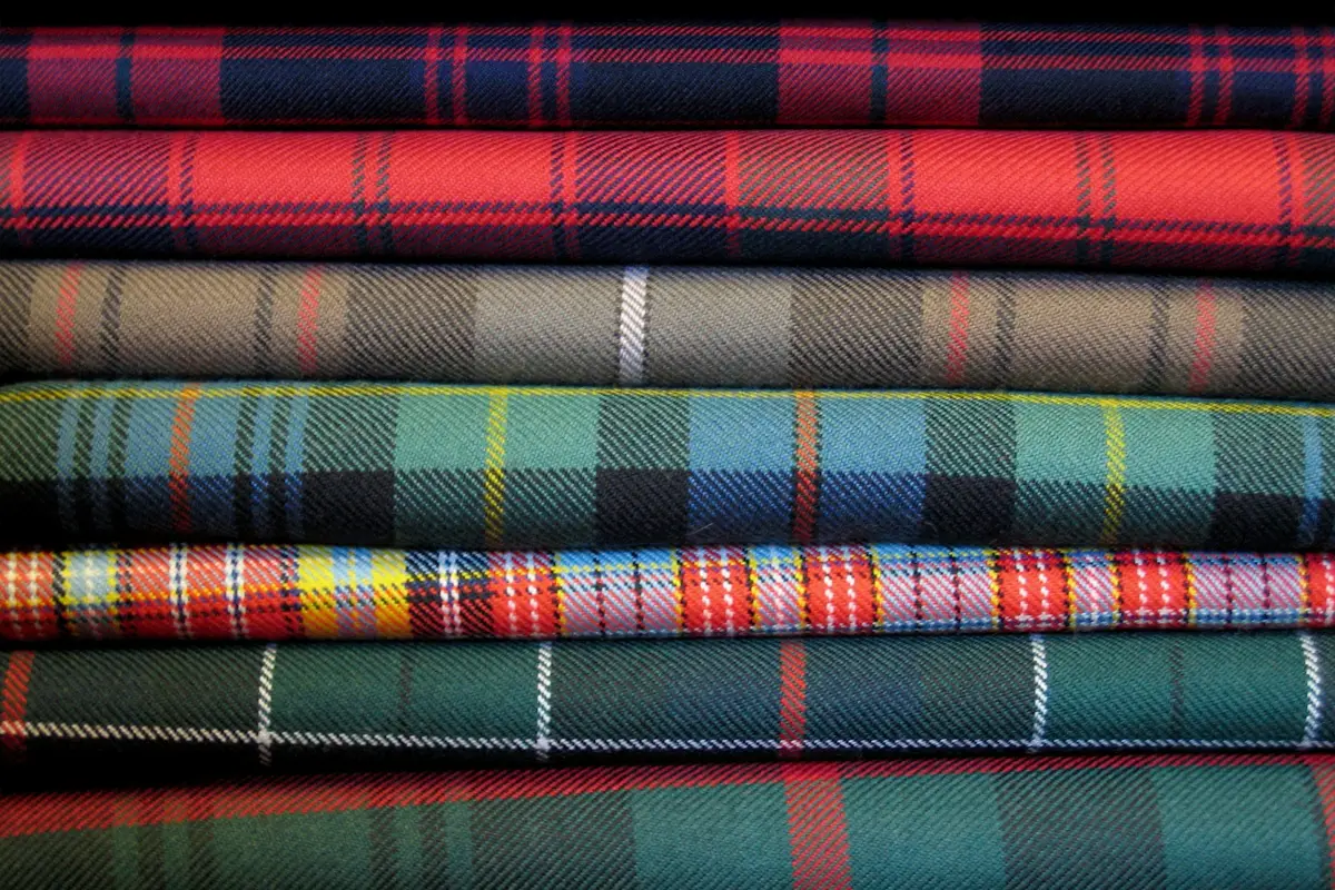 Différents motifs et couleurs de tartan