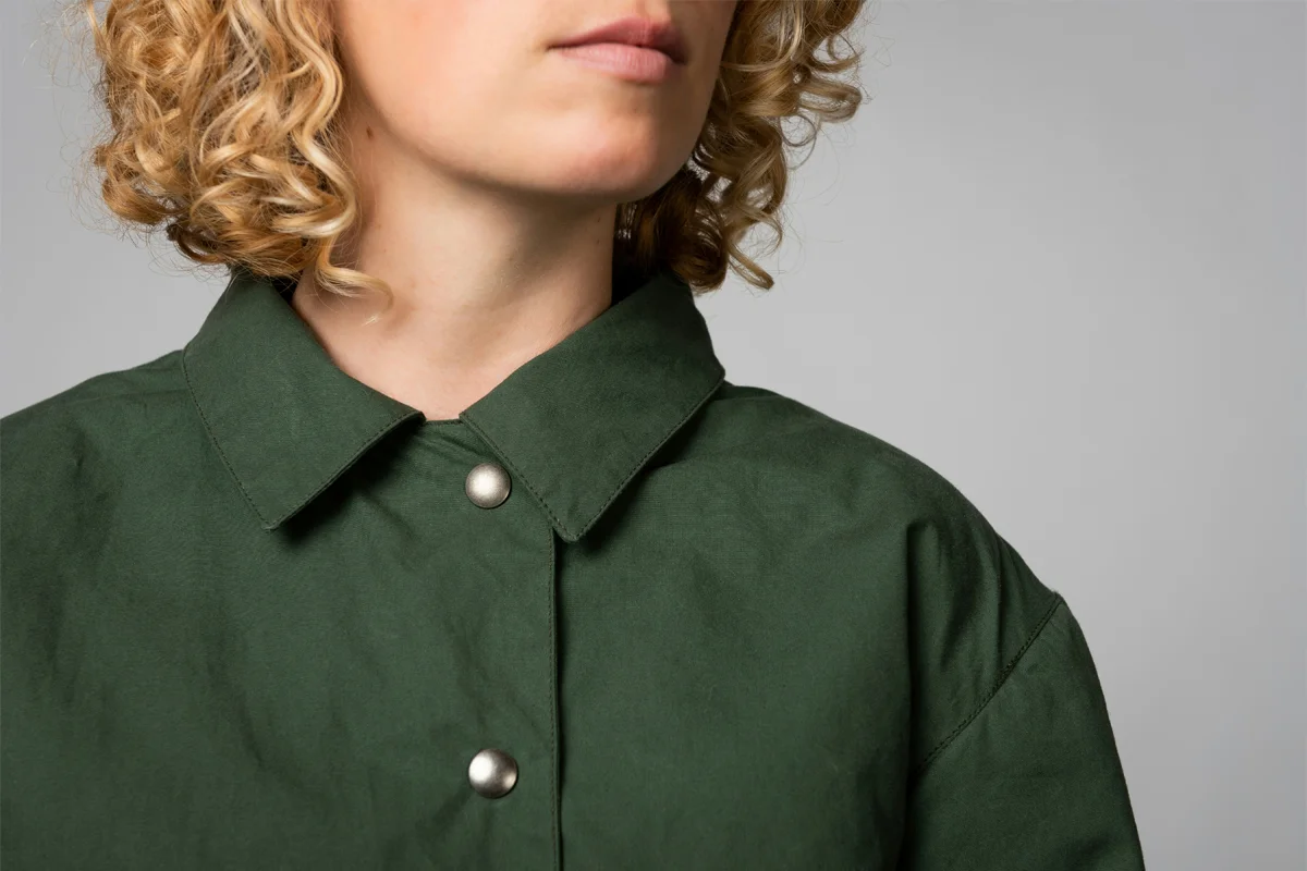 Détail d’une chemise vert foncé avec col large