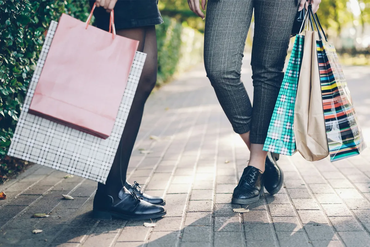 Pantalon à carreaux porté avec des chaussures noires