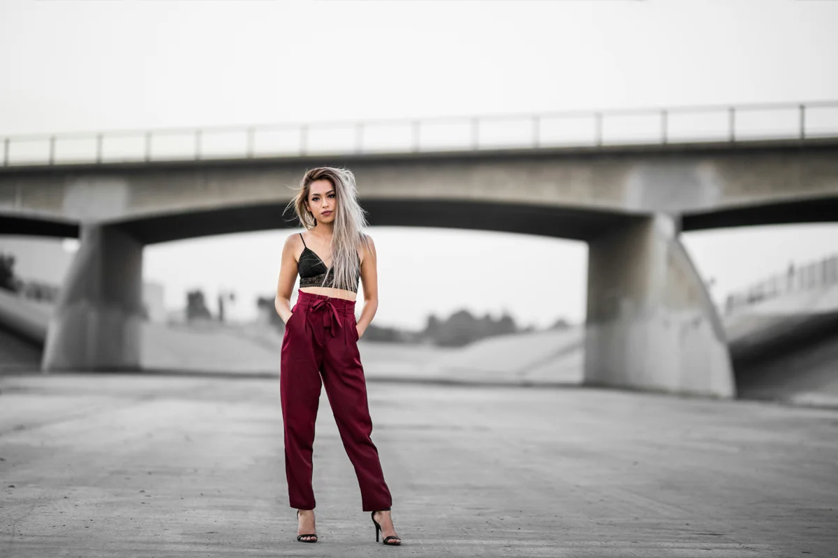 Femme en pantalon bordeaux taille haute et talons noirs