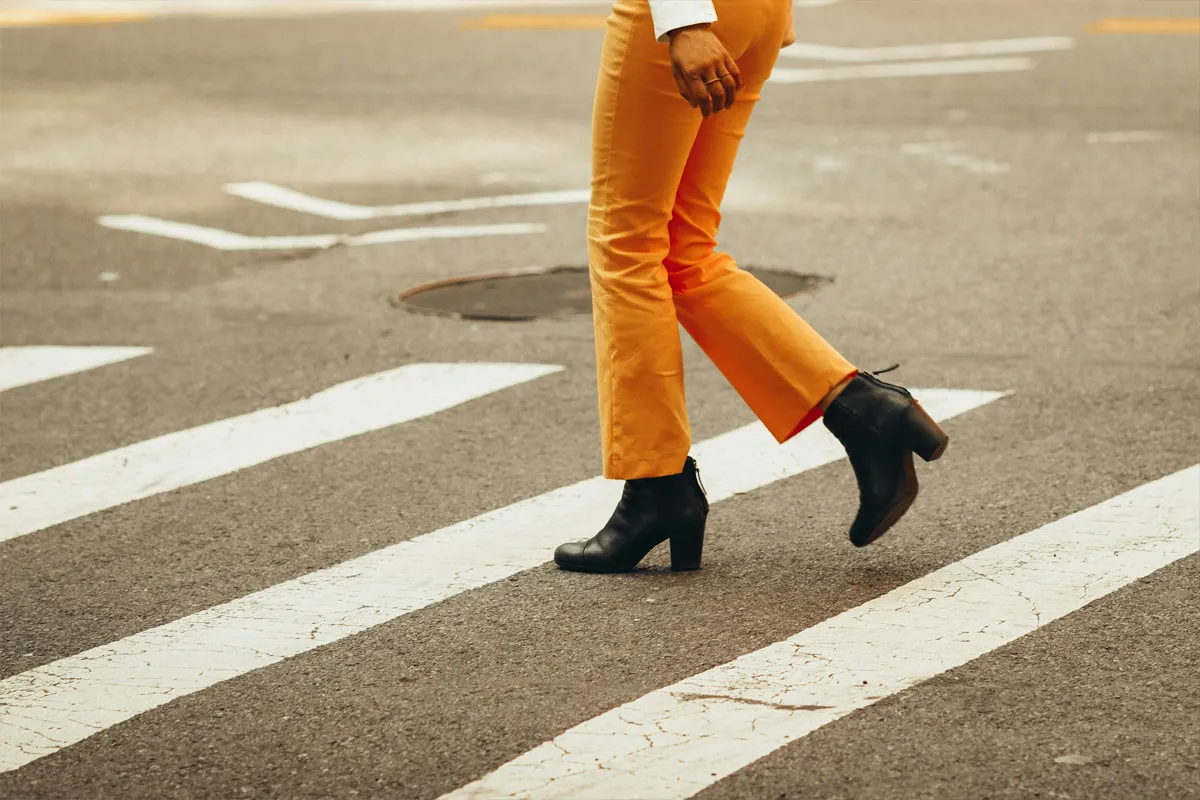 Pantalon orange porté avec des bottines noires