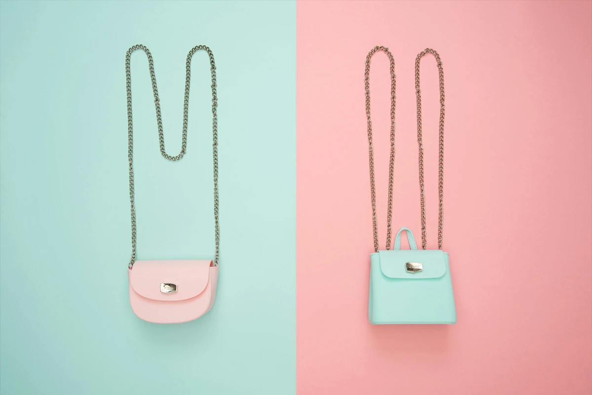Deux petits sacs à main pastel, rose et vert menthe, avec bandoulières en chaîne métallique