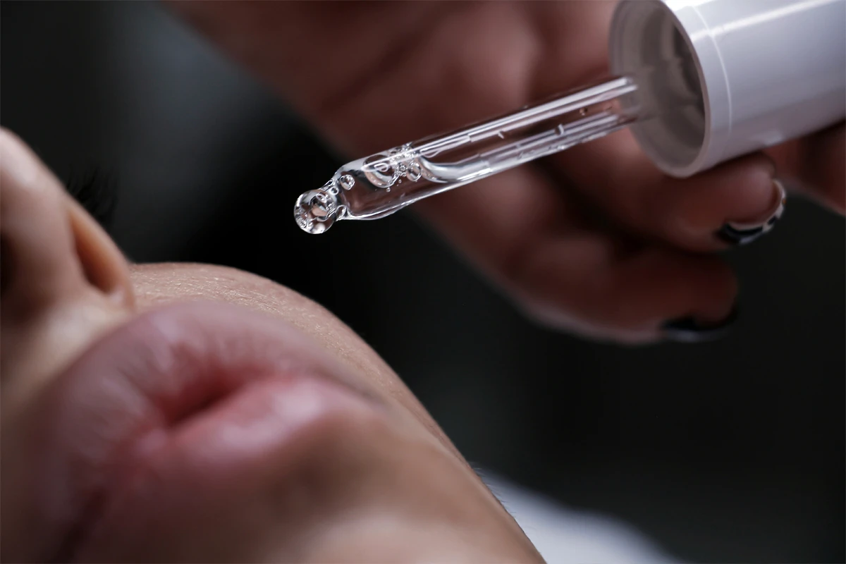 Application d’un sérum pour le visage à l’aide d’une pipette en verre