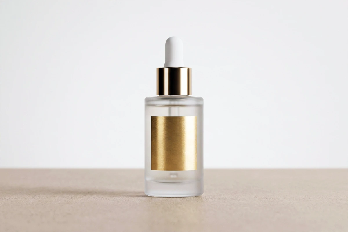 Flacon de sérum pour le visage avec pipette et étiquette dorée