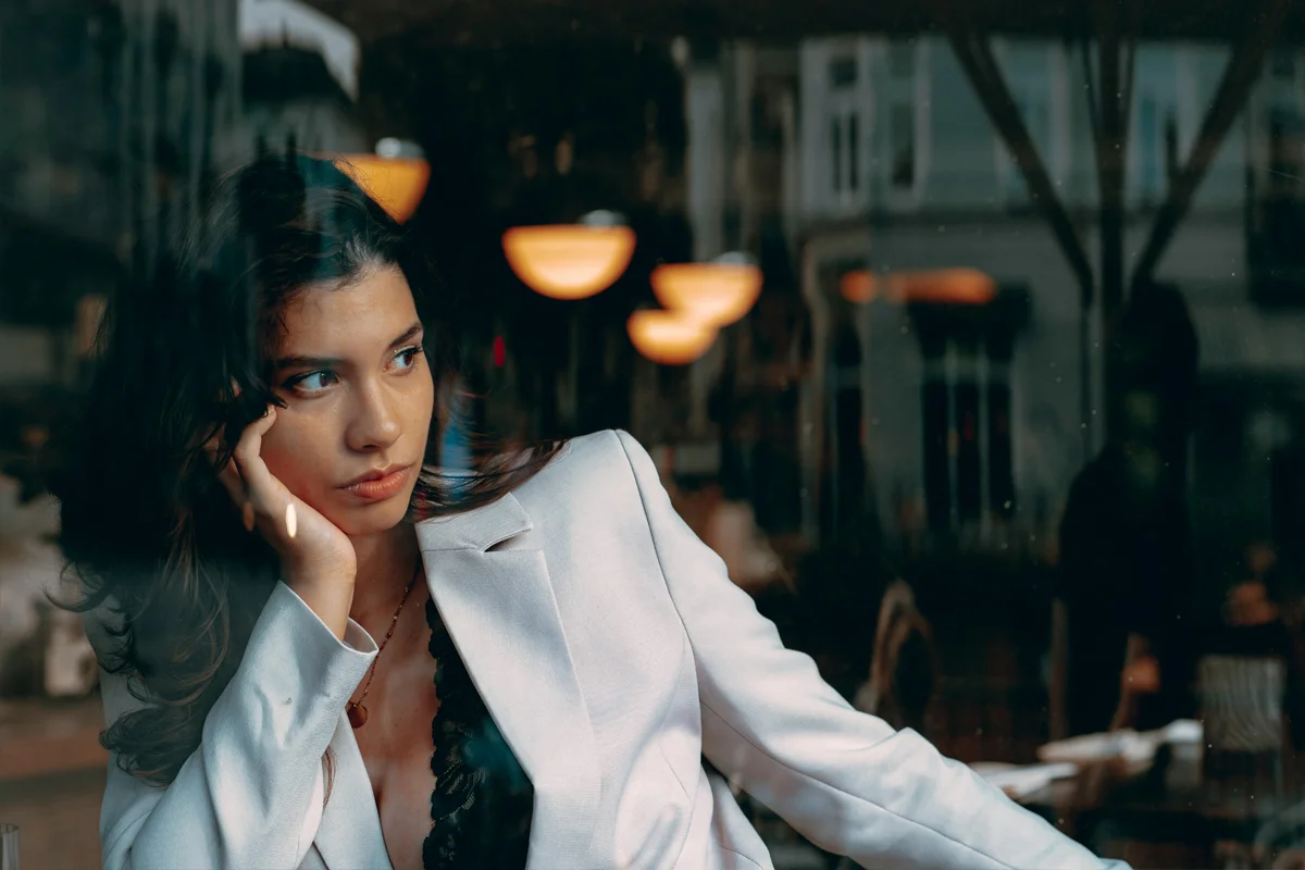 Femme en blazer blanc et top noir, un look chic pour une soirée