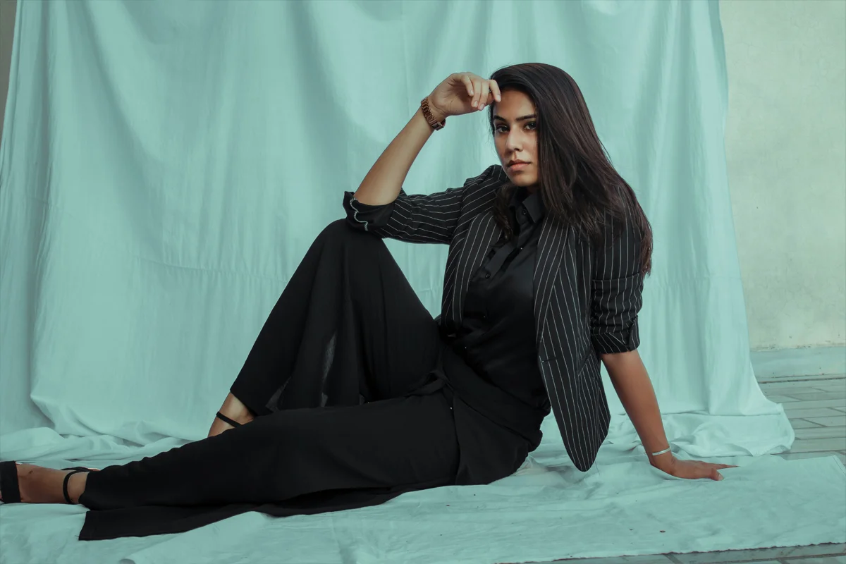 Tailleur femme noir à fines rayures avec pantalon large et blazer structuré
