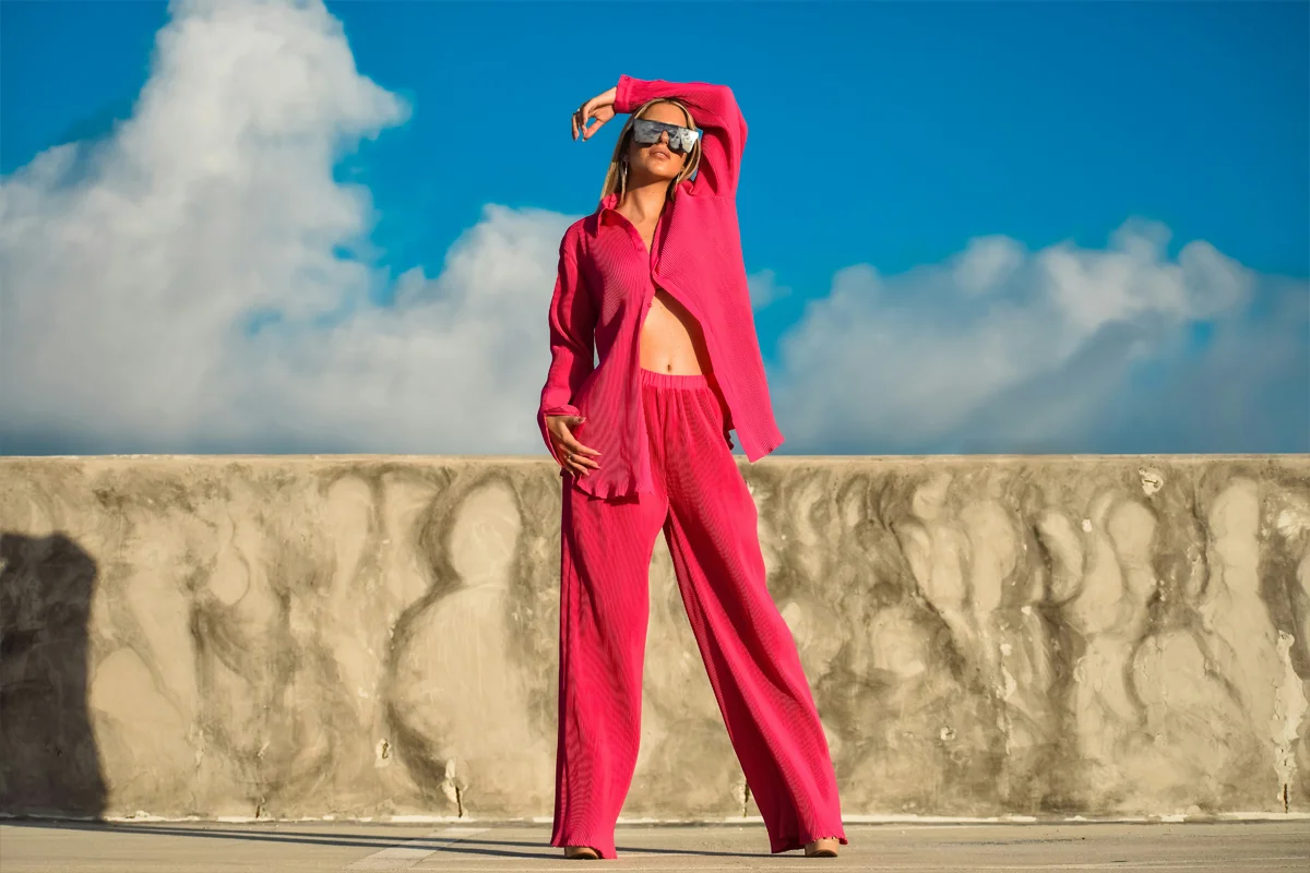 Femme en ensemble rose vif avec pantalon large